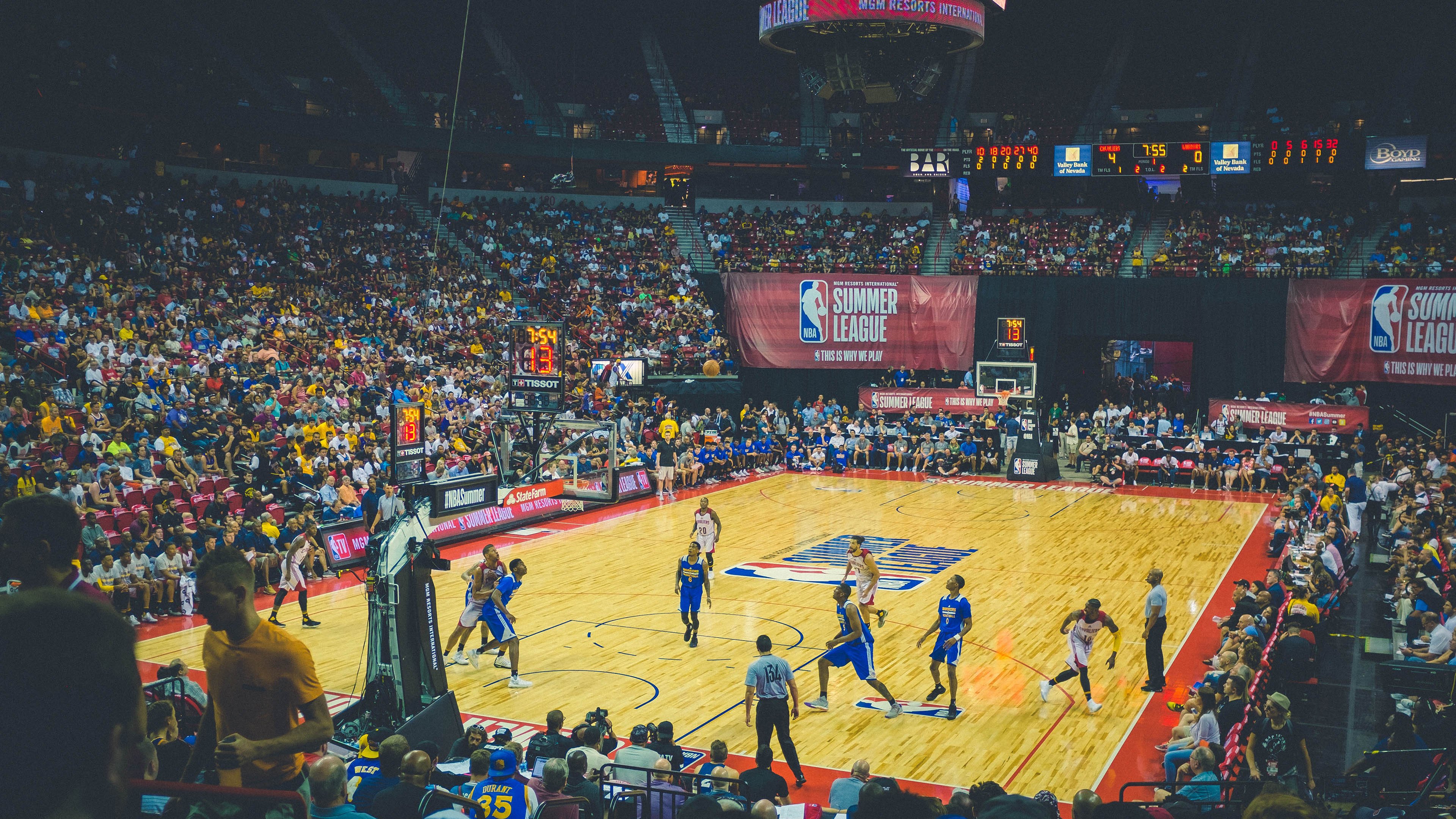 _海底探秘：潜水泅渡中的水肺网球挑战_，水肺潜水视频